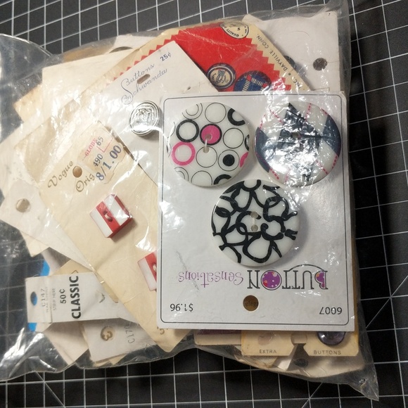 Modest vintage button bundle over 2lbs - Picture 6 of 8